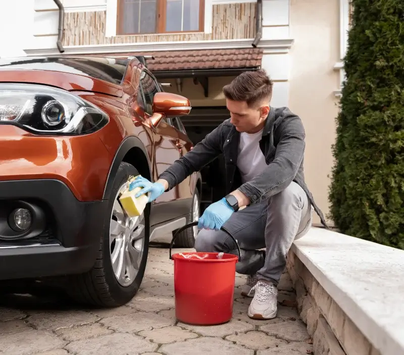 Lavage auto à domicile Bords : professionnel intervenant sur un véhicule